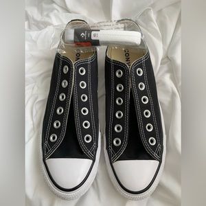 Converse Chuck Taylor All Star Classic
Unisex Low Top Sneakers